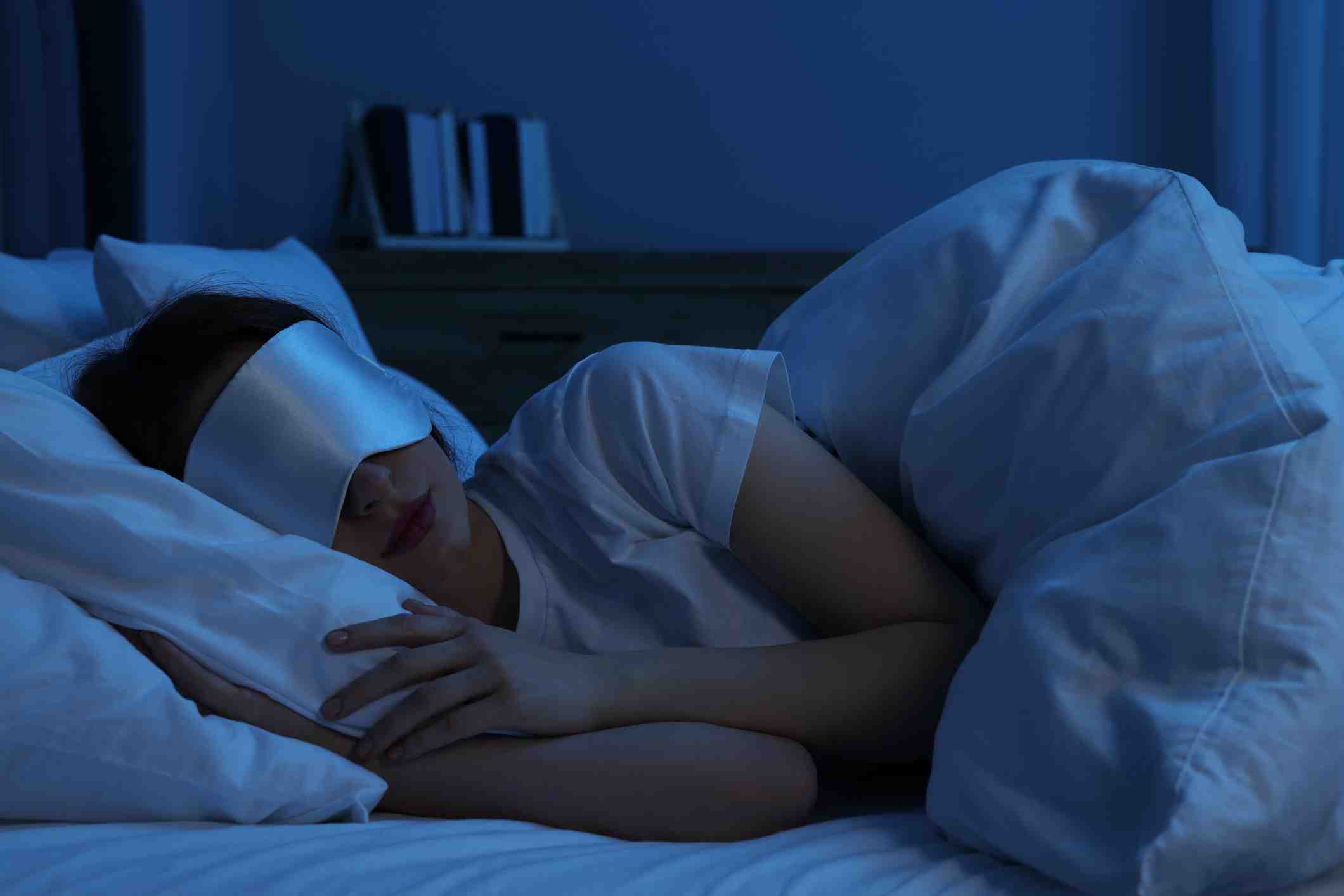 Practical tips include using blackout curtains, minimizing indoor lighting after sundown, avoiding screen use close to bedtime.