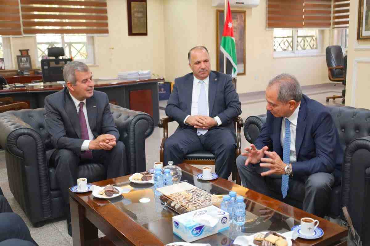 عقد وزراء الطاقة في لبنان والأردن وسوريا اجتماعًا في عمان يوم الخميس.