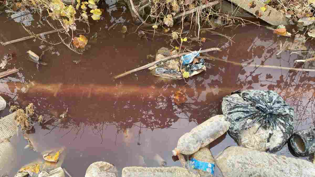 A section of the Litani River turned red in recent days near the town of Bednayel in the Bekaa Valley. (Source: L'Orient Today)
