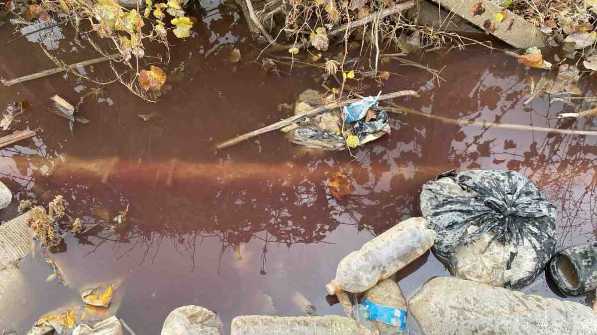 A section of the Litani River turned red in recent days near the town of Bednayel in the Bekaa Valley. (Source: L'Orient Today)
