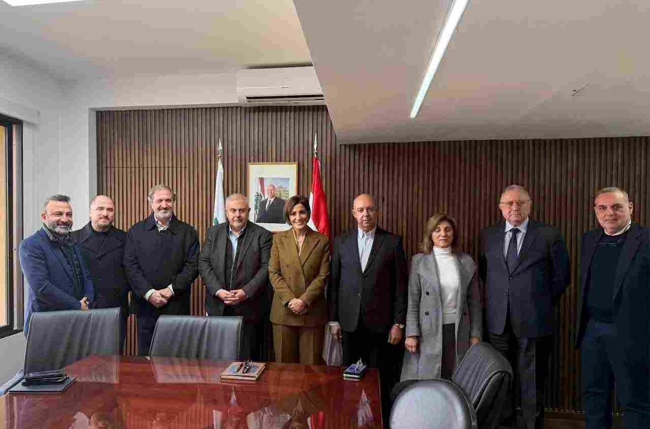 A formal photo bringing together the Minister of Environment and members of the Municipal Council