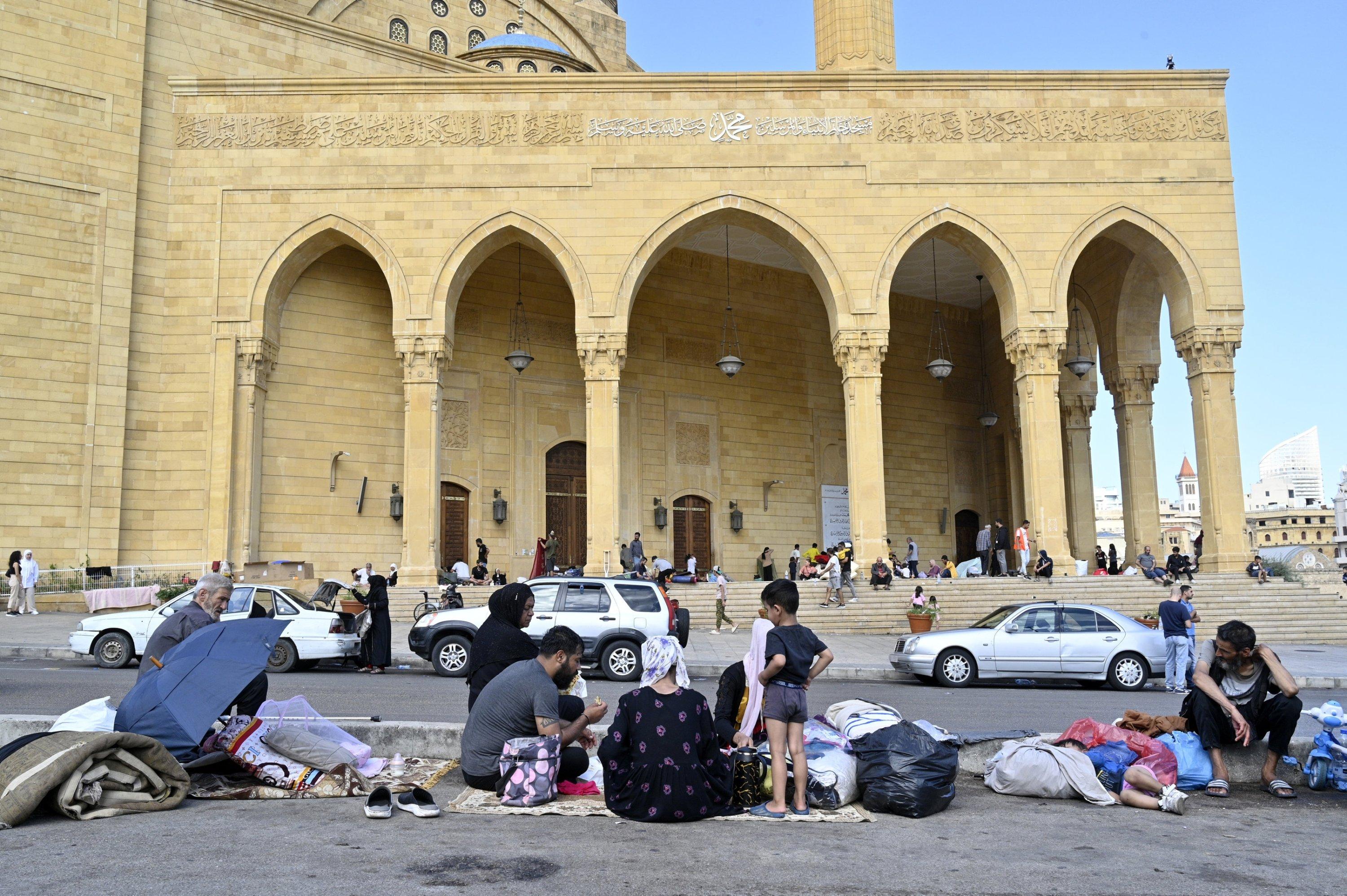 تجمع نازحون في شارع ببيروت بلبنان وسط الضربات العسكرية الإسرائيلية، في 1 تشرين الأول 2024. (صورة: وكالة حماية البيئة – EPA) تجمع نازحون في شارع ببيروت بلبنان وسط الضربات العسكرية الإسرائيلية، في 1 تشرين الأول 2024. (صورة: وكالة حماية البيئة – EPA)