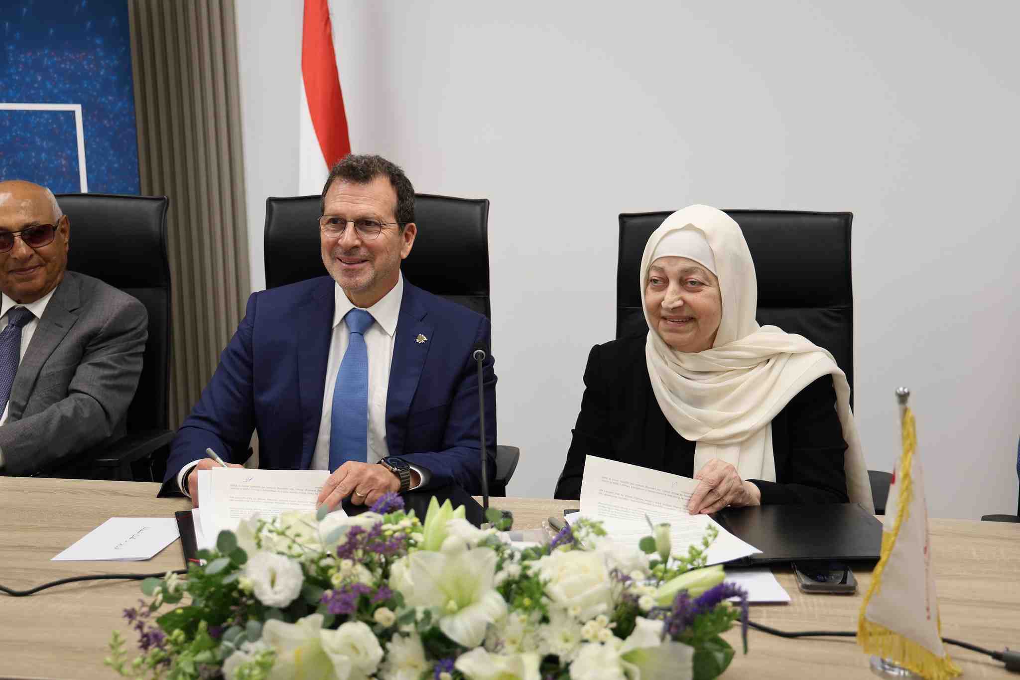 The agreement was signed at the foundation’s office in Beirut by Mrs. Bahia Hariri, President of the Hariri Foundation, and Dr. Kamal Shehadeh, Minister of Displaced Persons and Minister of State for Technology and Artificial Intelligence.