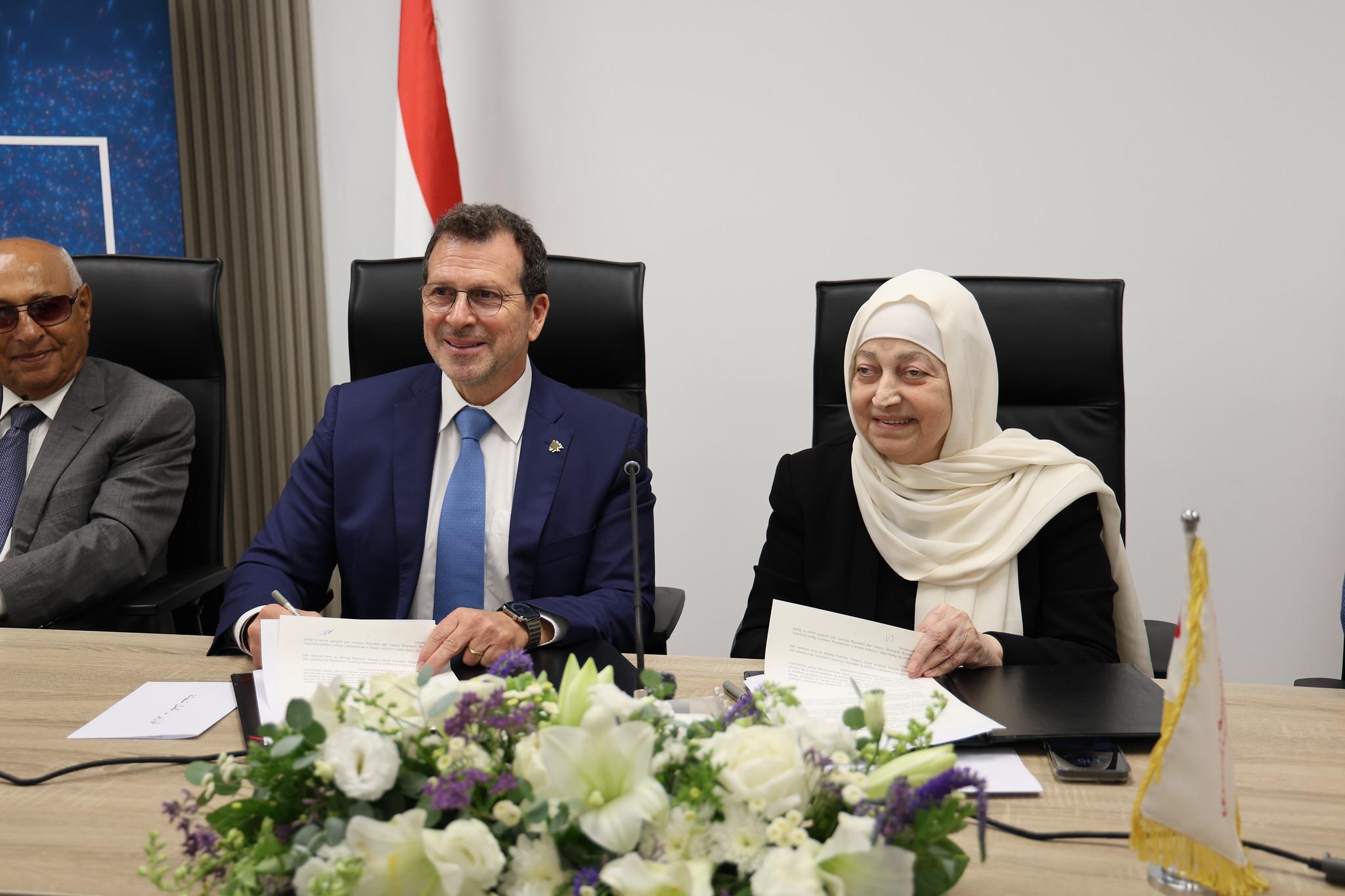 The agreement was signed at the foundation’s office in Beirut by Mrs. Bahia Hariri, President of the Hariri Foundation, and Dr. Kamal Shehadeh, Minister of Displaced Persons and Minister of State for Technology and Artificial Intelligence. The agreement was signed at the foundation’s office in Beirut by Mrs. Bahia Hariri, President of the Hariri Foundation, and Dr. Kamal Shehadeh, Minister of Displaced Persons and Minister of State for Technology and Artificial Intelligence.