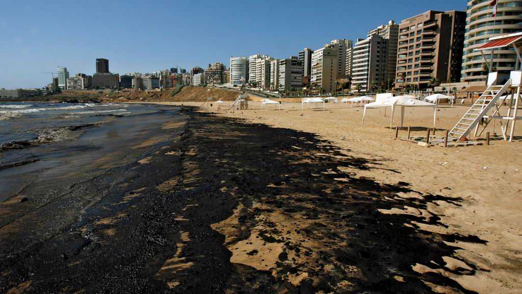 Jiyeh coast following the oil spill in July 2006. (Image Credit: Ej Atlas)