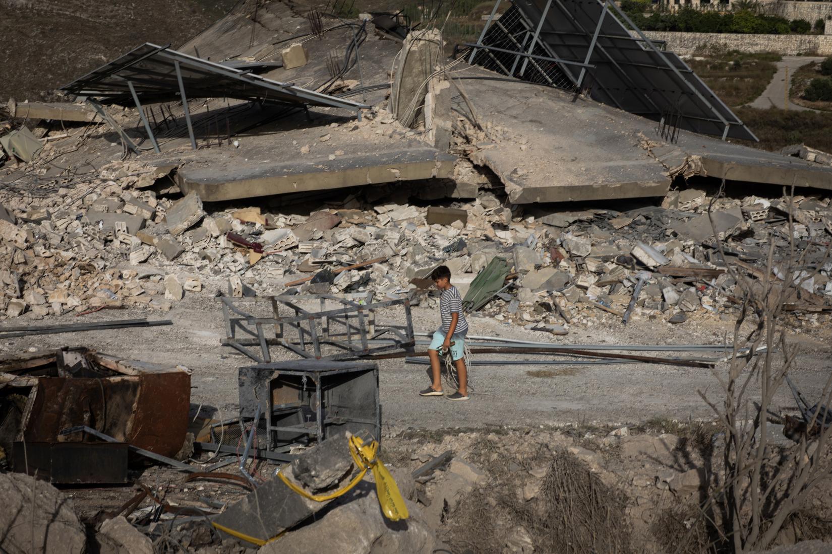 A child examines the ruin of his home. (Credit: UN Lebanon) A child examines the ruin of his home. (Credit: UN Lebanon)